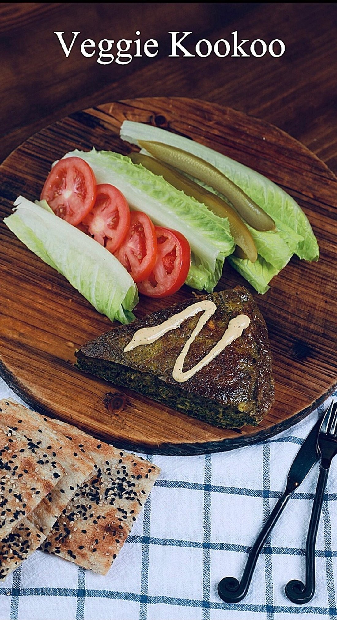 Veggie kookoo with fresh vegetables and bread
